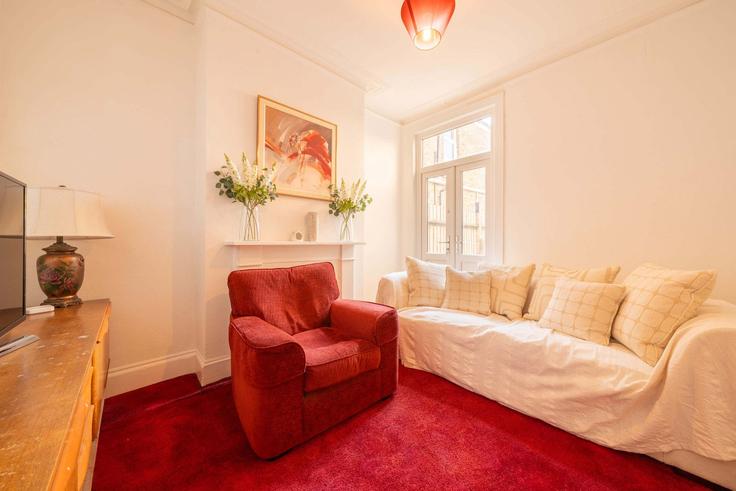 London Borough of Haringey, London에 위치한 Building Carlingford Road - workham-hotels-limited - 1571161 유닛의 세련된 인테리어가 돋보이는 거실 London Borough of Haringey, London에 위치한 Building Carlingford Road - workham-hotels-limited - 1571161 유닛의 세련된 인테리어가 돋보이는 거실