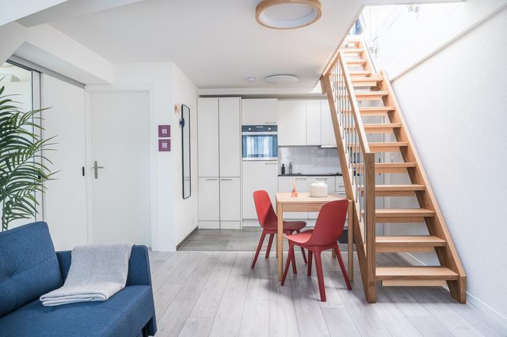 Elegante sala de estar con mobiliario moderno en un apartamento en Building Zollstrasse - wow-living-ag - 1695599 en Industriequartier, Zurich Elegante sala de estar con mobiliario moderno en un apartamento en Building Zollstrasse - wow-living-ag - 1695599 en Industriequartier, Zurich