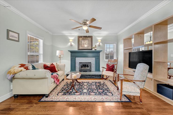 Salle de séjour élégante avec mobilier moderne dans un appartement à Building West Central Street - wright-st-real-estate-llc - 1520931 à Siloam Springs, Siloam Springs Salle de séjour élégante avec mobilier moderne dans un appartement à Building West Central Street - wright-st-real-estate-llc - 1520931 à Siloam Springs, Siloam Springs
