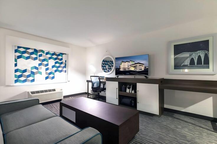 Augusta, Augusta에 위치한 Building Center West Parkway - wyndham - 1692014 유닛의 세련된 인테리어가 돋보이는 거실 Augusta, Augusta에 위치한 Building Center West Parkway - wyndham - 1692014 유닛의 세련된 인테리어가 돋보이는 거실