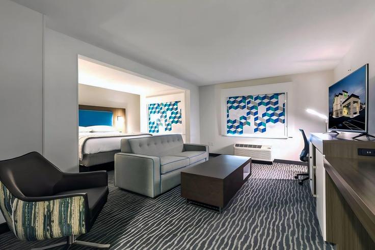 Augusta, Augusta에 위치한 Building Center West Parkway - wyndham - 1667020 유닛의 세련된 인테리어가 돋보이는 거실 Augusta, Augusta에 위치한 Building Center West Parkway - wyndham - 1667020 유닛의 세련된 인테리어가 돋보이는 거실