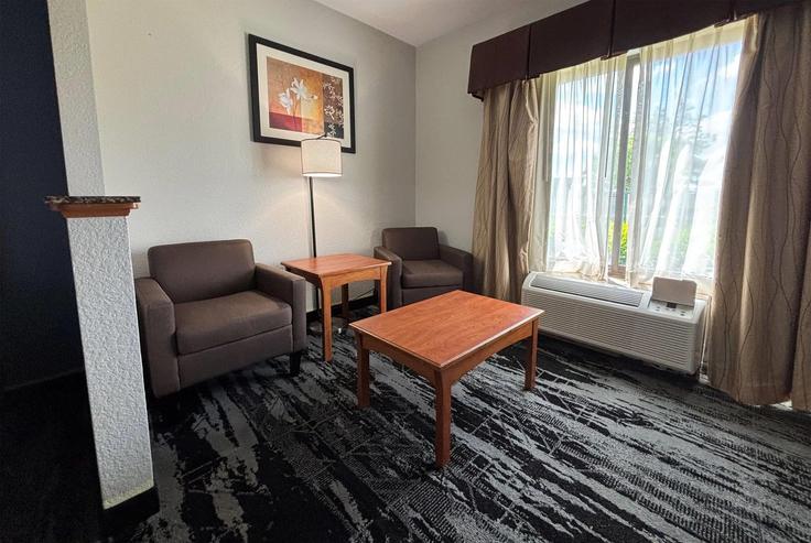 Elegant gestaltetes Wohnzimmer mit moderner Einrichtung in einer Wohnung im Building West Main Street - wyndham - 1649819 in Marion, Marion