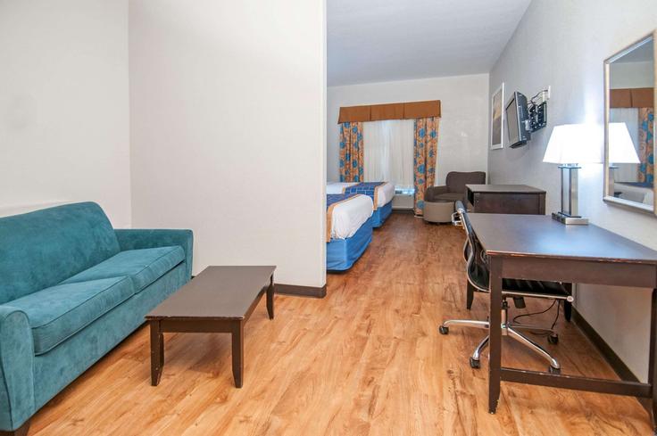 San Antonio, San Antonio에 위치한 Building Alpha Kappa Alpha Way - wyndham - 1650414 유닛의 세련된 인테리어가 돋보이는 거실 San Antonio, San Antonio에 위치한 Building Alpha Kappa Alpha Way - wyndham - 1650414 유닛의 세련된 인테리어가 돋보이는 거실