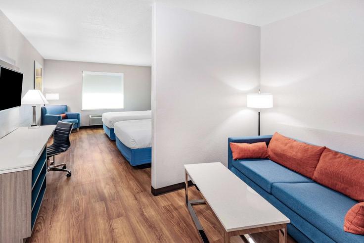 San Antonio, San Antonio에 위치한 Building Alpha Kappa Alpha Way - wyndham - 1650416 유닛의 세련된 인테리어가 돋보이는 거실 San Antonio, San Antonio에 위치한 Building Alpha Kappa Alpha Way - wyndham - 1650416 유닛의 세련된 인테리어가 돋보이는 거실