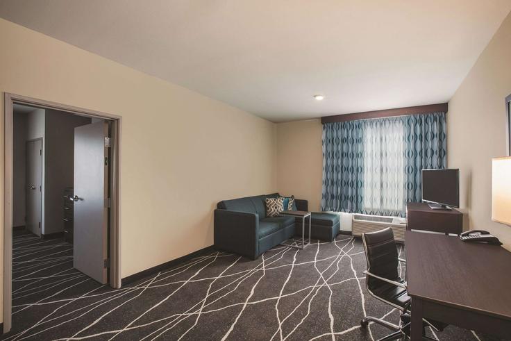 Elegant gestaltetes Wohnzimmer mit moderner Einrichtung in einer Wohnung im Building Marketplace Drive - wyndham - 1677684 in Garland, Garland Elegant gestaltetes Wohnzimmer mit moderner Einrichtung in einer Wohnung im Building Marketplace Drive - wyndham - 1677684 in Garland, Garland