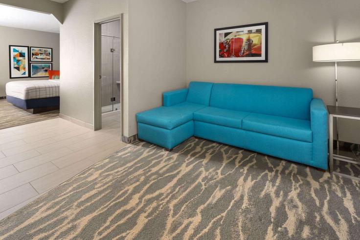 Elegante sala de estar con mobiliario moderno en un apartamento en Building Albany Drive - wyndham - 1688463 en Kokomo, Kokomo