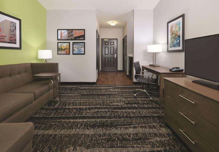 Elegante sala de estar con mobiliario moderno en un apartamento en Building South Broadway Avenue - wyndham - 1676428 en Tyler, Tyler