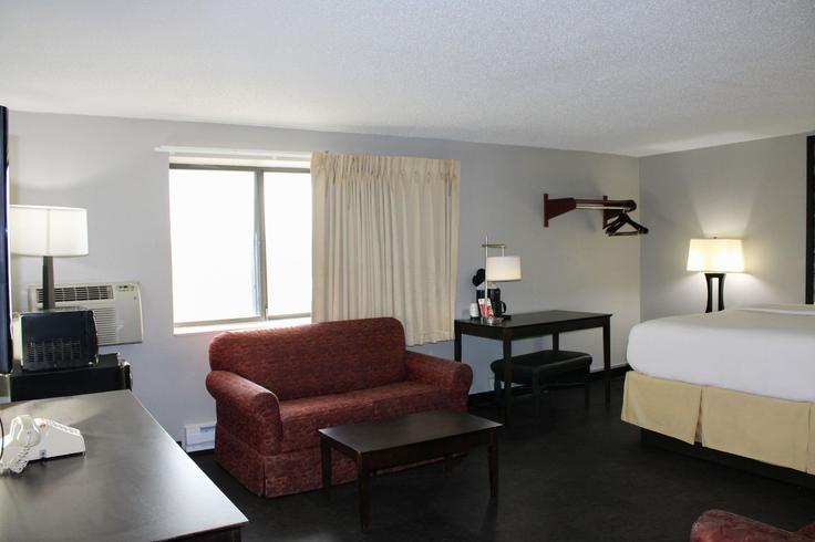 Elegant gestaltetes Wohnzimmer mit moderner Einrichtung in einer Wohnung im Building 2nd Avenue West - wyndham - 1684772 in Williston, Williston Elegant gestaltetes Wohnzimmer mit moderner Einrichtung in einer Wohnung im Building 2nd Avenue West - wyndham - 1684772 in Williston, Williston