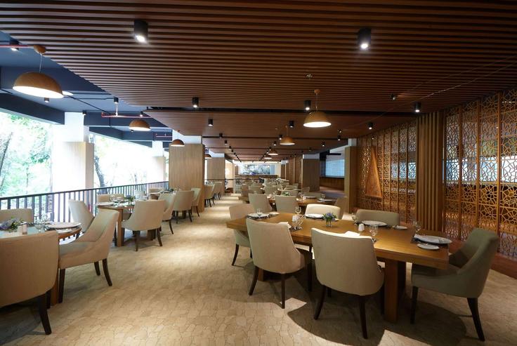 Badung Regency South KutaのBuilding Kawasan Pecatu Indah - wyndham - 1662544のアパートにある、ダイニングテーブルとスタイリッシュな椅子 Badung Regency South KutaのBuilding Kawasan Pecatu Indah - wyndham - 1662544のアパートにある、ダイニングテーブルとスタイリッシュな椅子