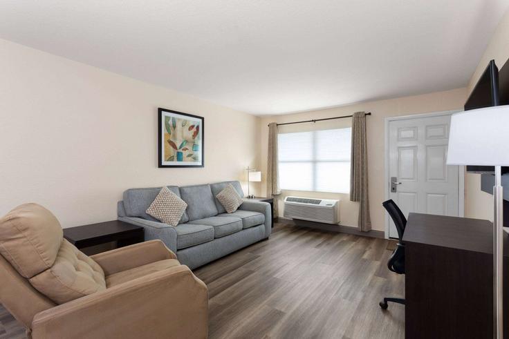 Salle de séjour élégante avec mobilier moderne dans un appartement à Building Mac Drive - wyndham - 1662629 à Punta Gorda, Punta Gorda Salle de séjour élégante avec mobilier moderne dans un appartement à Building Mac Drive - wyndham - 1662629 à Punta Gorda, Punta Gorda