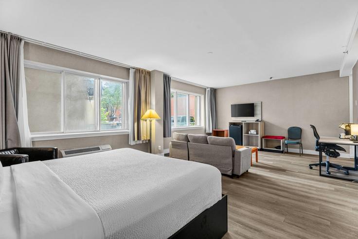 Elegant gestaltetes Wohnzimmer mit moderner Einrichtung in einer Wohnung im Building Boulevard Décarie - wyndham - 1692826 in Côte-Des-Neiges—Notre-Dame-De-Grâce, Montreal Elegant gestaltetes Wohnzimmer mit moderner Einrichtung in einer Wohnung im Building Boulevard Décarie - wyndham - 1692826 in Côte-Des-Neiges—Notre-Dame-De-Grâce, Montreal