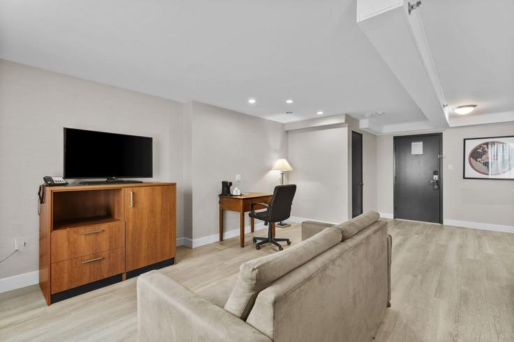 Elegant gestaltetes Wohnzimmer mit moderner Einrichtung in einer Wohnung im Building Boulevard Décarie - wyndham - 1672576 in Côte-Des-Neiges—Notre-Dame-De-Grâce, Montreal Elegant gestaltetes Wohnzimmer mit moderner Einrichtung in einer Wohnung im Building Boulevard Décarie - wyndham - 1672576 in Côte-Des-Neiges—Notre-Dame-De-Grâce, Montreal