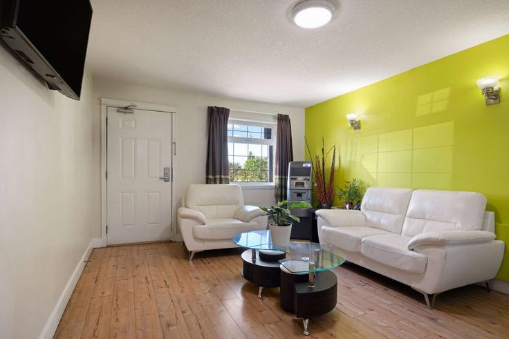 Fort McMurray Fort McMurrayのBuilding Parent Way - wyndham - 1687476のアパートメントにある、モダンな家具を備えたエレガントなデザインのリビングルーム