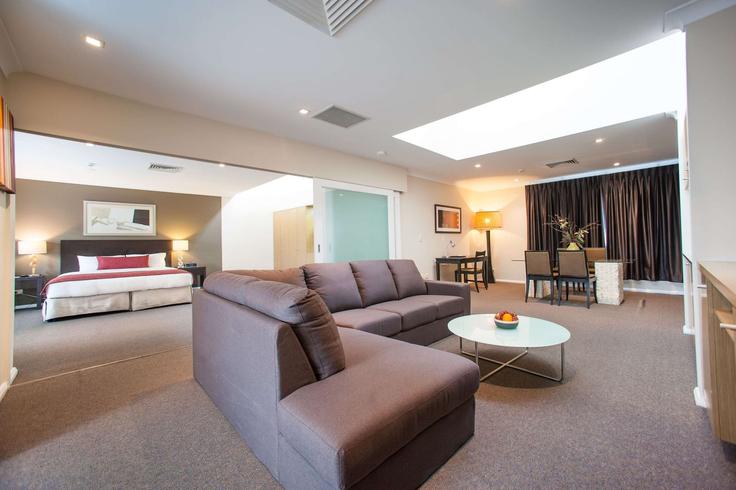 Sala de estar elegantemente projetada com móveis modernos em um apartamento no Building Hume Highway - wyndham - 1673898 em Cabramatta, Sydney Sala de estar elegantemente projetada com móveis modernos em um apartamento no Building Hume Highway - wyndham - 1673898 em Cabramatta, Sydney