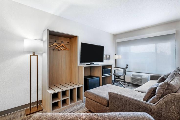 Elegant gestaltetes Wohnzimmer mit moderner Einrichtung in einer Wohnung im Building Fairview Road North - wyndham - 1661506 in Baxter, Baxter