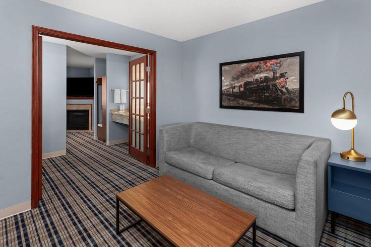 Elegant gestaltetes Wohnzimmer mit moderner Einrichtung in einer Wohnung im Building 8th Street Northwest - wyndham - 1663680 in Austin, Austin