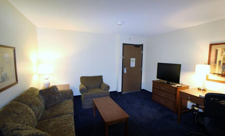 Salle de séjour élégante avec mobilier moderne dans un appartement à Building 6th Street Southwest - wyndham - 1662967 à Cedar Rapids, Cedar Rapids Salle de séjour élégante avec mobilier moderne dans un appartement à Building 6th Street Southwest - wyndham - 1662967 à Cedar Rapids, Cedar Rapids