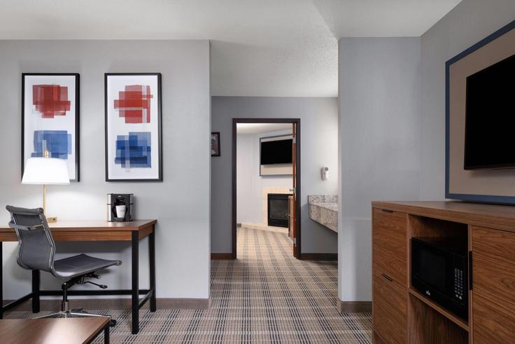 Salle de séjour élégante avec mobilier moderne dans un appartement à Building Baldwin Plaza Drive - wyndham - 1682713 à Baldwin, Baldwin