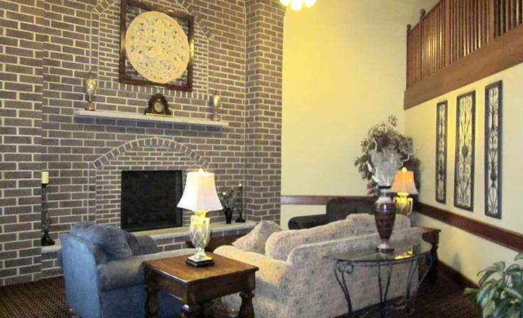 Elegante sala de estar con mobiliario moderno en un apartamento en Building Lake Shore Drive East - wyndham - 1662824 en Ashland, Ashland