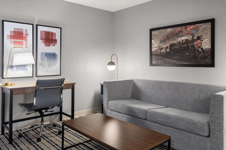 Grand Forks, Grand Forks에 위치한 Building South Columbia Road - wyndham - 1651303 유닛의 세련된 인테리어가 돋보이는 거실 Grand Forks, Grand Forks에 위치한 Building South Columbia Road - wyndham - 1651303 유닛의 세련된 인테리어가 돋보이는 거실