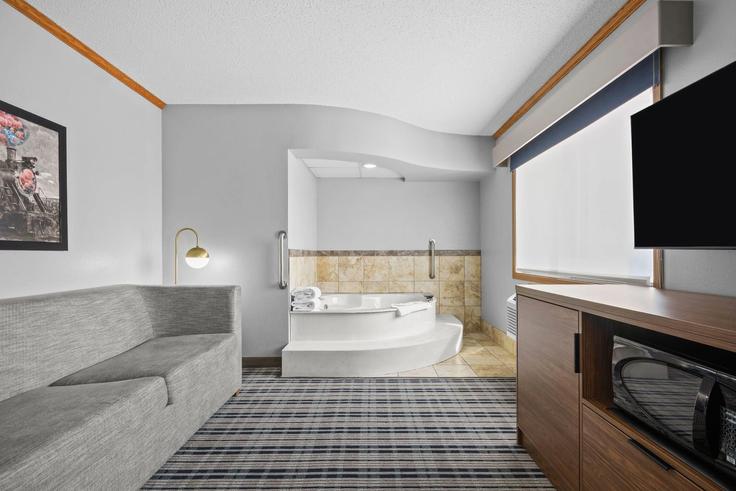 Sala de estar elegantemente projetada com móveis modernos em um apartamento no Building Mountain Iron Drive - wyndham - 1656203 em Mountain Iron, Mountain Iron