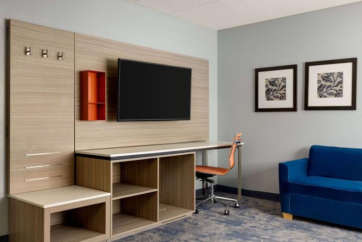 Elegant gestaltetes Wohnzimmer mit moderner Einrichtung in einer Wohnung im Building Blaine Avenue East - wyndham - 1665270 in Inver Grove Heights, Inver Grove Heights