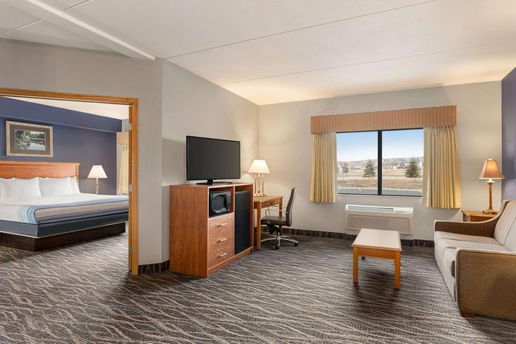 Elegante sala de estar con mobiliario moderno en un apartamento en Building Grand Avenue - wyndham - 1660633 en Laramie, Laramie Elegante sala de estar con mobiliario moderno en un apartamento en Building Grand Avenue - wyndham - 1660633 en Laramie, Laramie