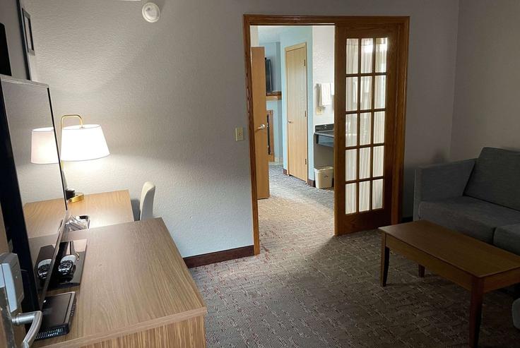 Elegant gestaltetes Wohnzimmer mit moderner Einrichtung in einer Wohnung im Building Southeast Oralabor Road - wyndham - 1655632 in Ankeny, Ankeny Elegant gestaltetes Wohnzimmer mit moderner Einrichtung in einer Wohnung im Building Southeast Oralabor Road - wyndham - 1655632 in Ankeny, Ankeny