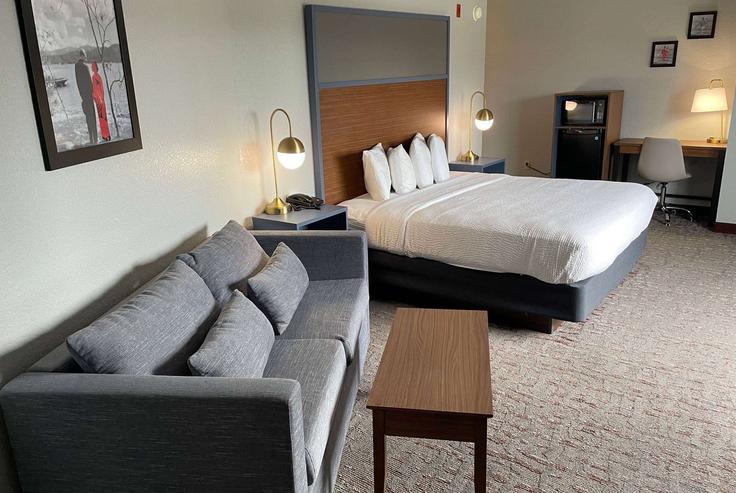 Elegant gestaltetes Wohnzimmer mit moderner Einrichtung in einer Wohnung im Building Southeast Oralabor Road - wyndham - 1655634 in Ankeny, Ankeny Elegant gestaltetes Wohnzimmer mit moderner Einrichtung in einer Wohnung im Building Southeast Oralabor Road - wyndham - 1655634 in Ankeny, Ankeny