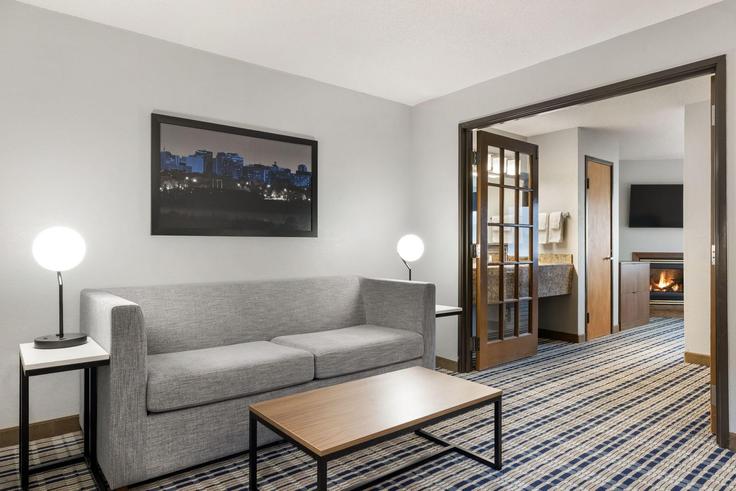 Elegantly designed living room with modern furnishings in an apartment at Building State Street - wyndham - 1657925 in Bismarck, Bismarck