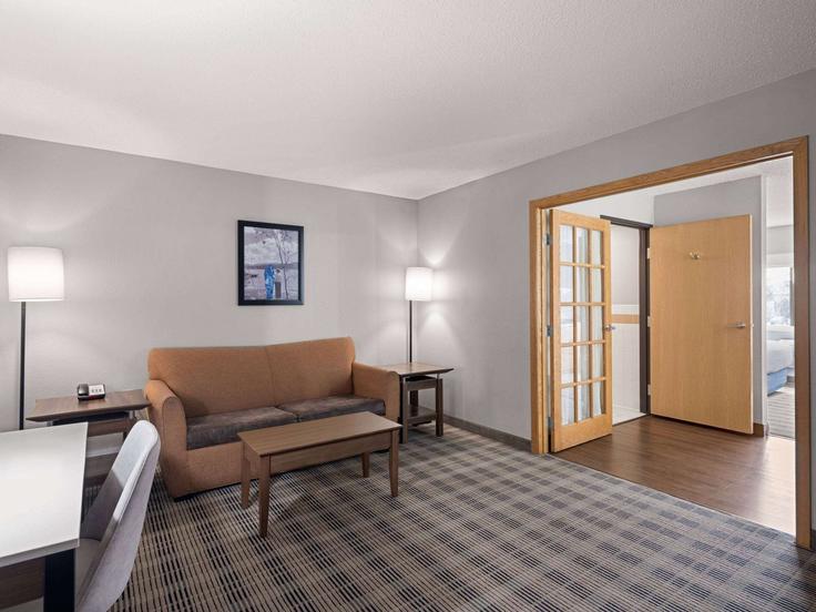Shakopee, Shakopee에 위치한 Building 12th Avenue East - wyndham - 1660476 유닛의 세련된 인테리어가 돋보이는 거실 Shakopee, Shakopee에 위치한 Building 12th Avenue East - wyndham - 1660476 유닛의 세련된 인테리어가 돋보이는 거실