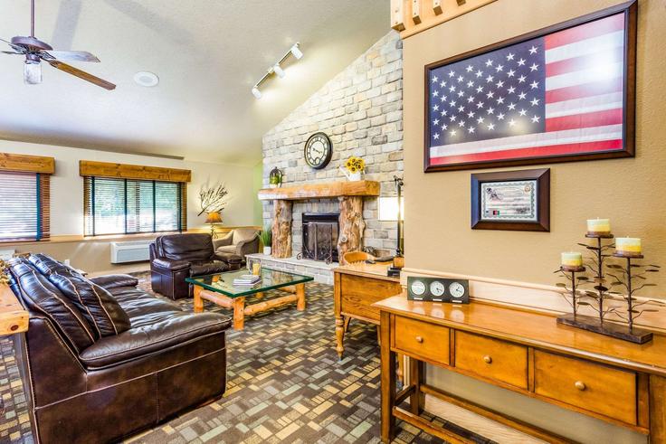 Sala de estar elegantemente projetada com móveis modernos em um apartamento no Building Central Avenue West - wyndham - 1656237 em Hampton, Hampton