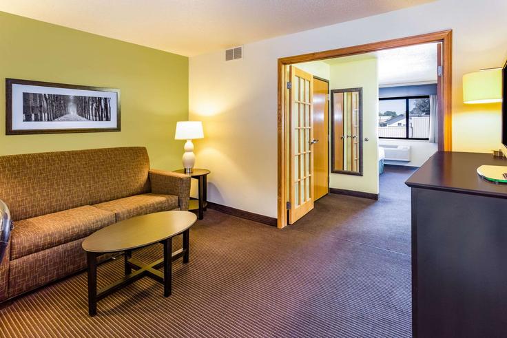 Sala de estar elegantemente projetada com móveis modernos em um apartamento no Building Central Avenue West - wyndham - 1656338 em Hampton, Hampton