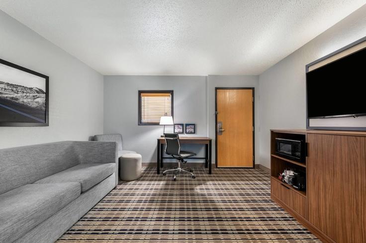 Salle de séjour élégante avec mobilier moderne dans un appartement à Building 14th Street West - wyndham - 1652404 à Dickinson, Dickinson Salle de séjour élégante avec mobilier moderne dans un appartement à Building 14th Street West - wyndham - 1652404 à Dickinson, Dickinson