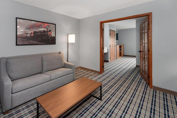 Sala de estar elegantemente projetada com móveis modernos em um apartamento no Building North Gateway Drive - wyndham - 1656219 em Appleton, Appleton Sala de estar elegantemente projetada com móveis modernos em um apartamento no Building North Gateway Drive - wyndham - 1656219 em Appleton, Appleton