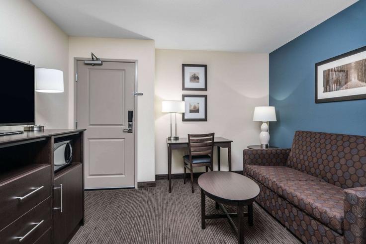Winona WinonaのBuilding West 6th Street - wyndham - 1655683のアパートメントにある、モダンな家具を備えたエレガントなデザインのリビングルーム Winona WinonaのBuilding West 6th Street - wyndham - 1655683のアパートメントにある、モダンな家具を備えたエレガントなデザインのリビングルーム