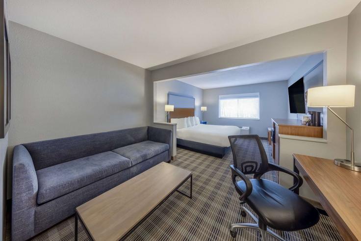 Salle de séjour élégante avec mobilier moderne dans un appartement à Building Joshua Avenue - wyndham - 1667760 à Duluth, Duluth Salle de séjour élégante avec mobilier moderne dans un appartement à Building Joshua Avenue - wyndham - 1667760 à Duluth, Duluth