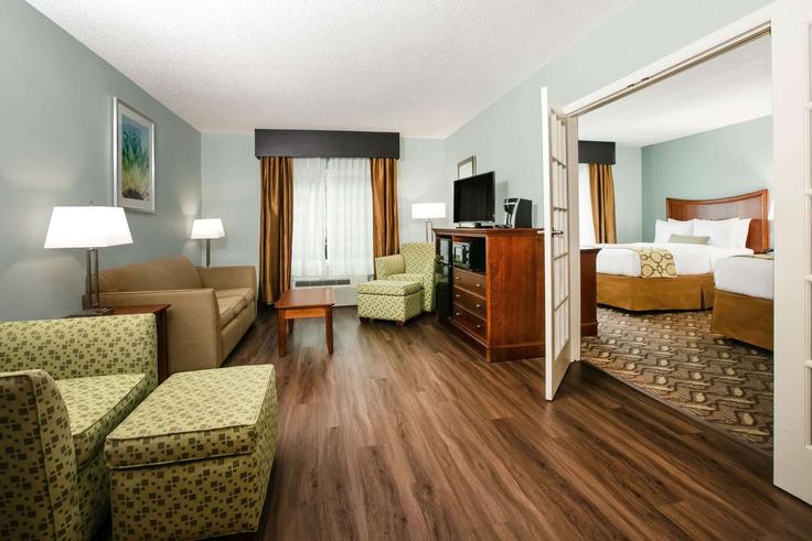 Building Georgia Highway 211 - wyndham - 1670949 adresindeki bir dairede modern mobilyalarla zarif bir şekilde tasarlanmış oturma odası Braselton, Braselton