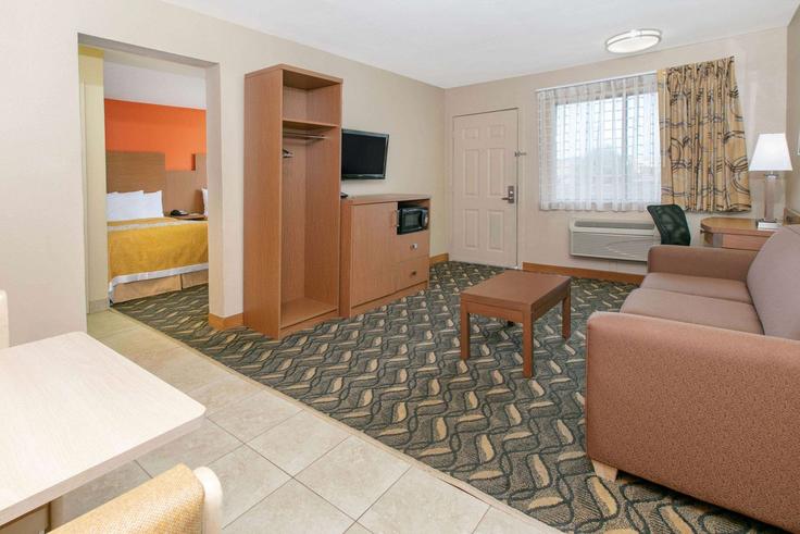Sala de estar elegantemente projetada com móveis modernos em um apartamento no Building East Randol Mill Road - wyndham - 1688473 em Arlington, Arlington Sala de estar elegantemente projetada com móveis modernos em um apartamento no Building East Randol Mill Road - wyndham - 1688473 em Arlington, Arlington