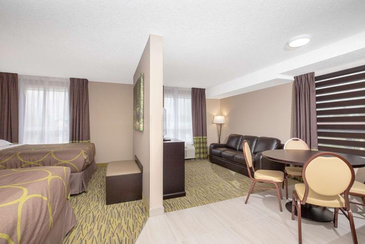 Building Bow Valley Trail - wyndham - 1692176 adresindeki bir dairede modern mobilyalarla zarif bir şekilde tasarlanmış oturma odası Canmore, Canmore Building Bow Valley Trail - wyndham - 1692176 adresindeki bir dairede modern mobilyalarla zarif bir şekilde tasarlanmış oturma odası Canmore, Canmore