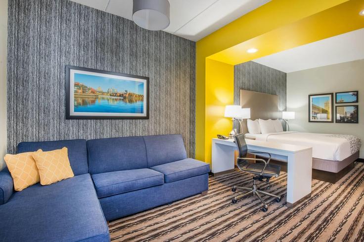 Elegant gestaltetes Wohnzimmer mit moderner Einrichtung in einer Wohnung im Building Inn Keepers Lane - wyndham - 1675779 in Buffalo, Buffalo