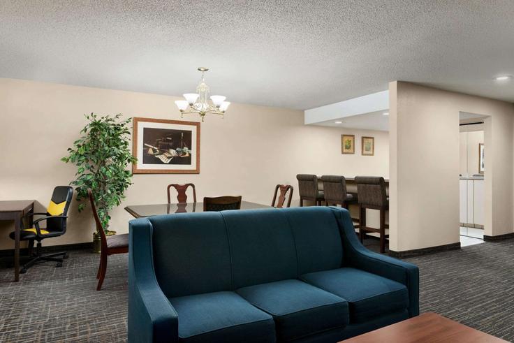 Elegant gestaltetes Wohnzimmer mit moderner Einrichtung in einer Wohnung im Building West Russell Street - wyndham - 1690643 in Sioux Falls, Sioux Falls Elegant gestaltetes Wohnzimmer mit moderner Einrichtung in einer Wohnung im Building West Russell Street - wyndham - 1690643 in Sioux Falls, Sioux Falls