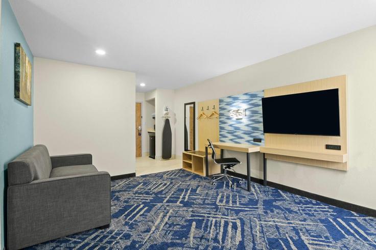 Salle de séjour élégante avec mobilier moderne dans un appartement à Building Park West Drive - wyndham - 1681869 à Grovetown, Grovetown