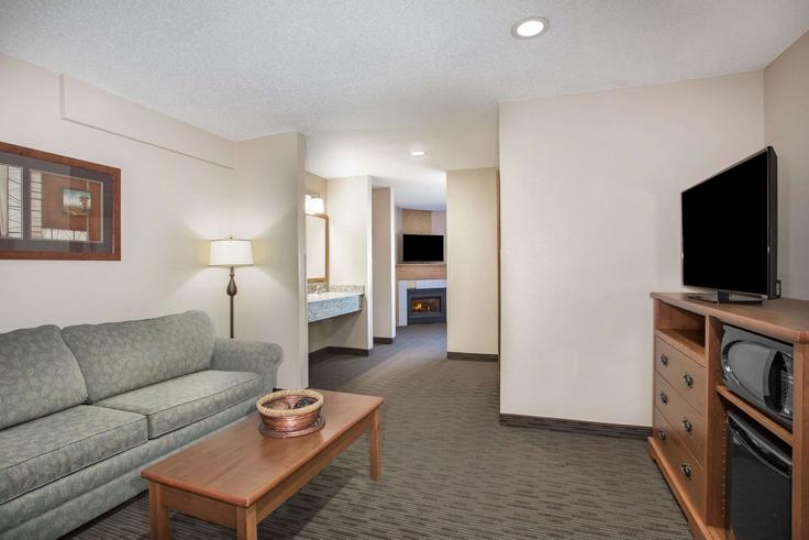 Elegante sala de estar con mobiliario moderno en un apartamento en Building South Lewis Boulevard - wyndham - 1654298 en Sioux City, Sioux City Elegante sala de estar con mobiliario moderno en un apartamento en Building South Lewis Boulevard - wyndham - 1654298 en Sioux City, Sioux City