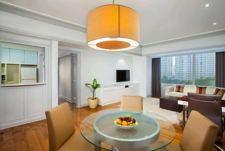 Elegante sala de estar con mobiliario moderno en un apartamento en Building Jalan Casablanca Kav 18 - wyndham - 1678191 en Tebet, South Jakarta City Elegante sala de estar con mobiliario moderno en un apartamento en Building Jalan Casablanca Kav 18 - wyndham - 1678191 en Tebet, South Jakarta City