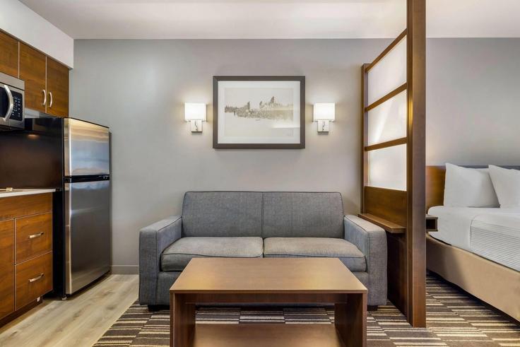 Salle de séjour élégante avec mobilier moderne dans un appartement à Building Montée Ryan - wyndham - 1676479 à Mont-Tremblant, Mont-Tremblant