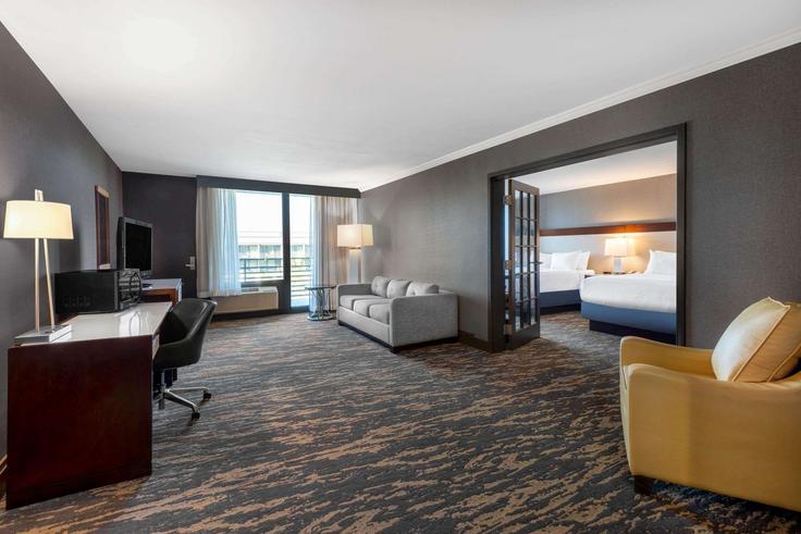 Building Lincoln Highway East - wyndham - 1687316 adresindeki bir dairede modern mobilyalarla zarif bir şekilde tasarlanmış oturma odası Lancaster, Lancaster Building Lincoln Highway East - wyndham - 1687316 adresindeki bir dairede modern mobilyalarla zarif bir şekilde tasarlanmış oturma odası Lancaster, Lancaster