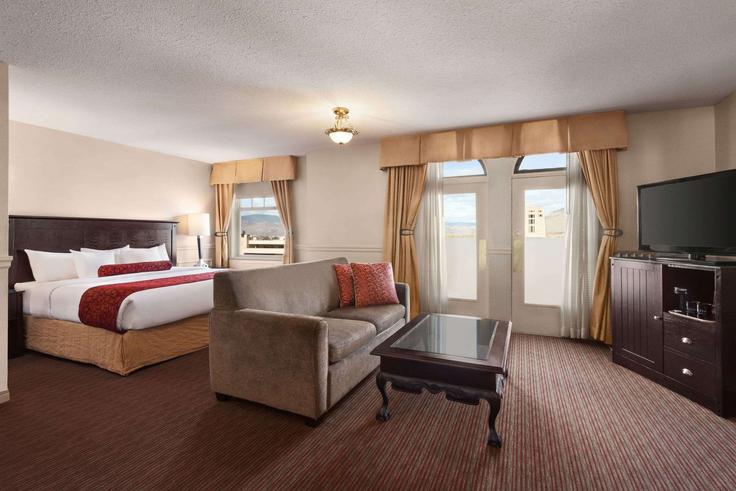 Salle de séjour élégante avec mobilier moderne dans un appartement à Building 1 Avenue - wyndham - 1677629 à Kamloops, Kamloops Salle de séjour élégante avec mobilier moderne dans un appartement à Building 1 Avenue - wyndham - 1677629 à Kamloops, Kamloops
