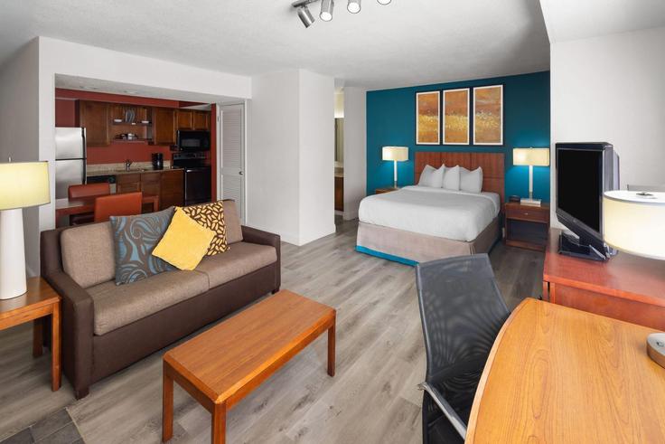 Sala de estar elegantemente projetada com móveis modernos em um apartamento no Building Westwood Center Drive - wyndham - 1692279 em Tysons, Tysons Sala de estar elegantemente projetada com móveis modernos em um apartamento no Building Westwood Center Drive - wyndham - 1692279 em Tysons, Tysons