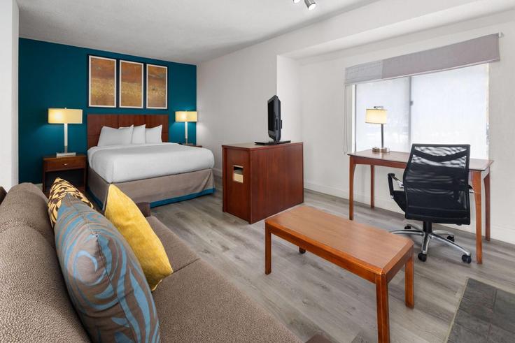 Sala de estar elegantemente projetada com móveis modernos em um apartamento no Building Westwood Center Drive - wyndham - 1671302 em Tysons, Tysons Sala de estar elegantemente projetada com móveis modernos em um apartamento no Building Westwood Center Drive - wyndham - 1671302 em Tysons, Tysons